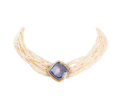 JACOBI 13 - reihiges Perlencollier, Keshiperlen, Schmuckteil besetzt mit graviertem Saphir von ca. 26,5 ct, Fassung und Schli