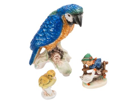 GOEBEL/ENS Konvolut 3 Figuren, 20. Jh.: GOEBEL: 'Papagei', Modell-Nr. 'CV97', H. ca. 21,5 cm und Hummel-Figur 'Angsthase', Nr
