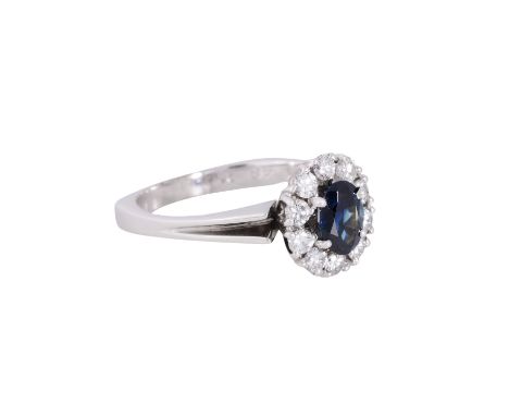 Ring mit Saphir umrahmt von Brillanten von zus. ca. 0,30 ct mit guter Farbe und Reinheit, WG 14 K, 4,3 gr, RW 56, Ende 20. Jh