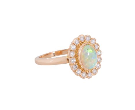 Ring mit ovalem Opal entouriert von Brillanten zus. ca. 0,65 ct, gute Farbe und Reinheit, Opal mit schönem Farbspiel, GG 18K,