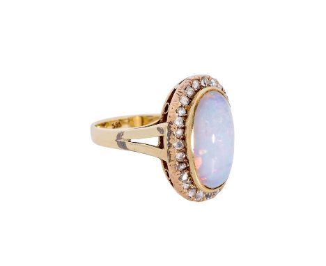 Ring mit weißem Opal und Diamantrosen von zus. ca. 0,15 ct, Opal ca. 3,8 ct in hervorragendem Zustand, 14K GG, 6,1 gr, RW: 55