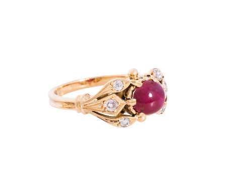 Ring mit Rubincabochon von ca. 1,6 ct eingerahmt von 6 Diamanten von zus. ca. 0,15 ct mit guter Farbe und mittlerer Reinheit,