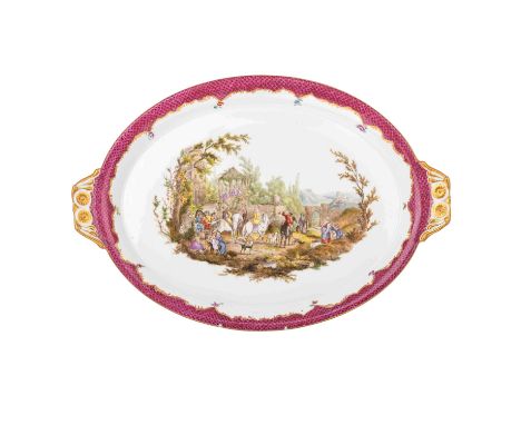 MEISSEN, Tablett mit Watteaumalerei, (1860-1924), Rand in purpurfarbener Schuppenbordüre, zentral eine große Genreszene gemal