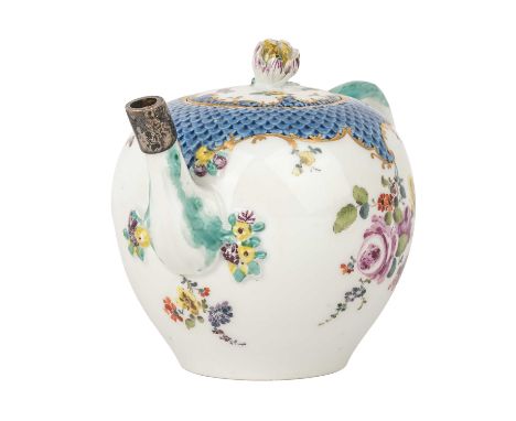 MEISSEN, kleine Teekanne, Punktzeit (1763-73), Wandung mit blauer Mosaikbordüre, darunter gemaltes Blumenbukett, Deckel mit B