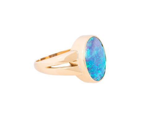 Ring mit Opal, Maße ca. 15 x 10 mm, GG 18 K, 7,7 gr, RW 56, Ende 20. Jh., Tragespuren vorhanden, Opal mit Ausbrüchen.| Ring w