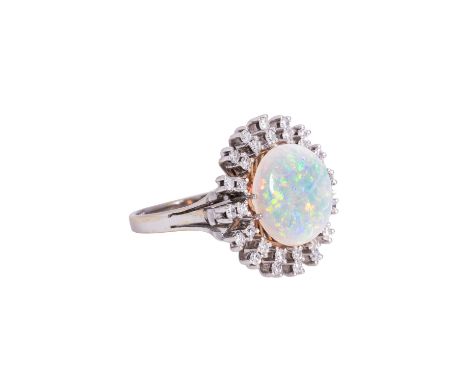 Ring mit Opal und Achtkantdiamanten von zus. ca. 0,8 ct, Opalcabochon mit schönem Farbspiel und Trocknungsrissen, D: ca. 1,3 