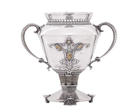 ÖSTERREICH-UNGARN, Henkelpokal, Silber (800/1000), 1872-1922, Rundstand auf vier Standbeinen, darüber ein Schaft mit Jadeeins
