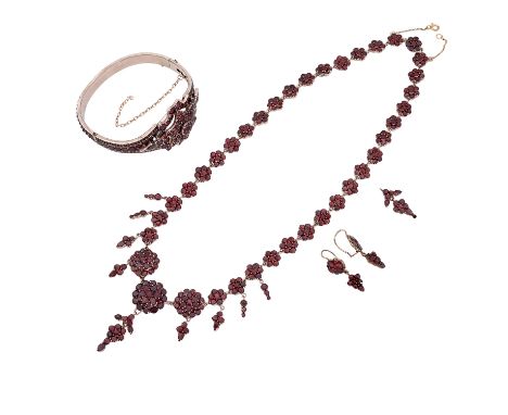 Konvolut: Collier, Armband, Paar Ohrhänger mit Granat, rund facettierter Granat, Alpacca und GG 14 K (Bügel vom Ohrhänger), 5