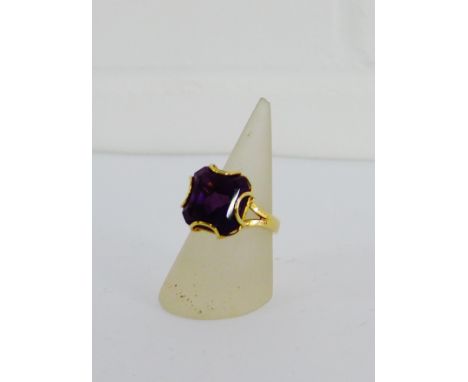 18 carat gold dress ring set with a large square cut amethyst in a looping claw setting, UK ring size T