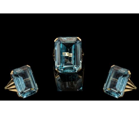 Ladies Attractive / Good Quality 9ct Gold Single Stone Aquamarine Set Ring. Marked 9ct to Interior of Shank. The Large Facete