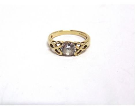 A SINGLE STONE 14 CARAT GOLD QVC RING finger size K, 2.5g gross