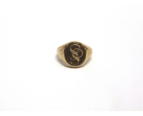 A 9 CARAT GOLD SIGNET RING finger size Q, 13g gross, monogrammed