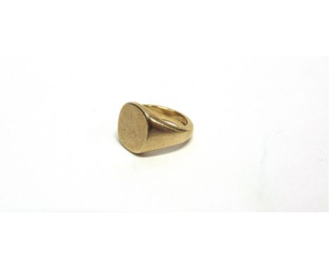 A 9 CARAT GOLD SIGNET RING with vacant cushion shaped table, finger size M, 11g gross