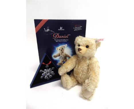 A STEIFF COLLECTOR'S TEDDY BEAR 'DANIEL'  2004, cream, limited edition no.603, with Swarovski holiday ornament and Xilion sto