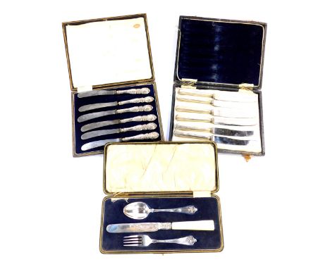 A George V silver and mother of pearl knife fork and spoon set, cased, Birmingham 1918, six silver handled fruit knifes embos