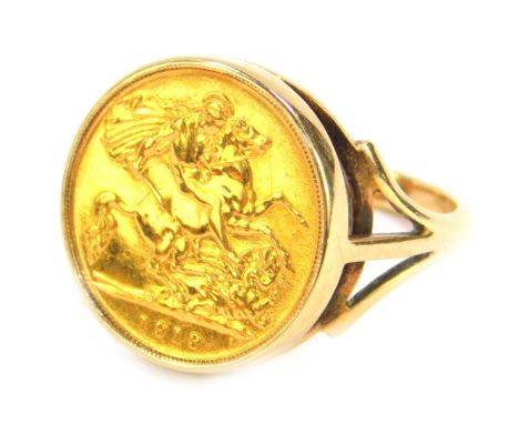 A George V gold half sovereign 1913, in a 9ct gold ring mount, size T, 8.9g.