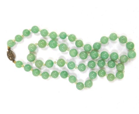 A string of jade beads, on a silver snap clasp, 87g.