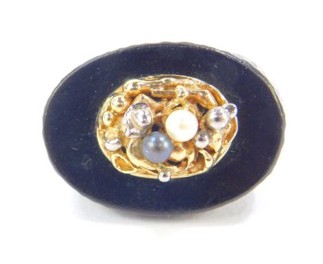 An 18ct gold carved wood and seed pearl ring, of oval nest design, size Q, 10.1g.