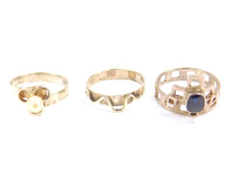 An 18ct white gold and sapphire single stone ring, size R/S, 4.9g, a 9ct gold and cultured pearl ring, size O, and a 9ct gold