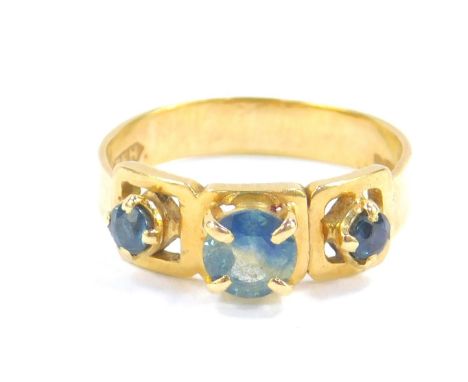 An 18ct gold and topaz three stone ring, size Q, 4.0g.