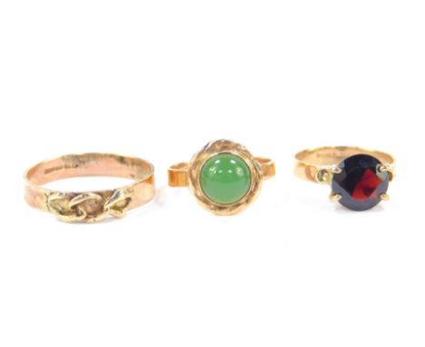 A 9ct gold and garnet solitaire ring, size L, a 9ct gold and green cabachon ring, size N, and a 9ct gold band, size T, 7.3g. 