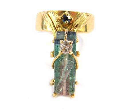 An 18ct gold crystal diamond and emerald ring, in a modernist design, diamond approx 0.2ct, size R, 9.7g.