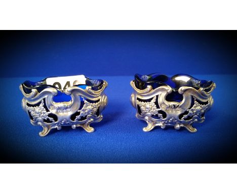 A PAIR OF LATE VICTORIAN SILVER SALTS BY WILLIAM HUTTON & SONS OF BIRMINGHAM 1899 (c 1 OZ)