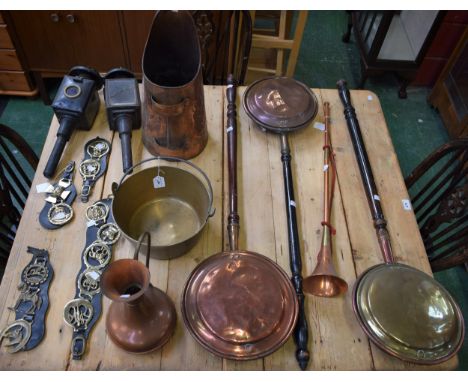 Metalware - a pair of coaching lamps; a copper coal scuttle; a brass pan; a copper and brass warming pan; two others, copper;