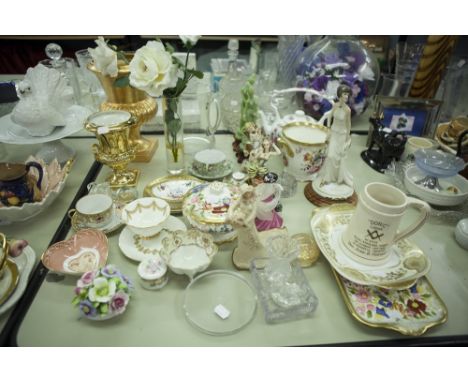 A COLLECTION OF MISC CERAMICS AND GLASS WARES TO INCLUDE; CUPS AND SAUCERS, JARDINIERE, DISH AND COVER, GILT URN, CONTINENTAL