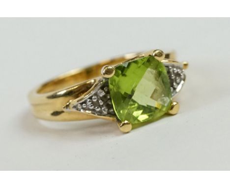 18ct Yellow Gold Peridot and Diamond Ring 