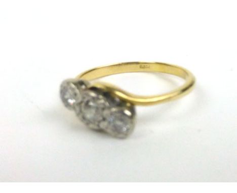 A 18ct yellow gold ring set three graduated diamonds in a crossover setting, central stone approximately 0.25 carats, ring si