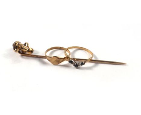 A yellow metal tie pin, the finial in the form of a cannon, l. 7.3 cm, together with two 9ct yellow gold rings