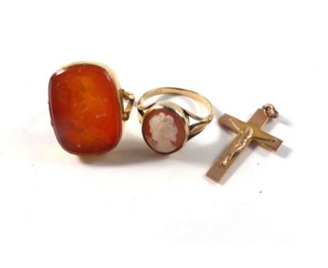 A 9ct yellow gold intaglio cut hardstone seal ring, a 9ct yellow gold cameo ring and a 9ct yellow gold cross pendant, overall