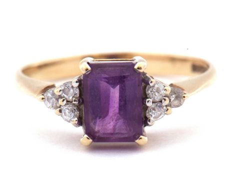 Modern 9ct gold purple and white stone dress ring, size K