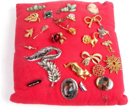 Quantity of brooches to include a vintage banded agate example, cameo, Siamese and animal examples, (25)