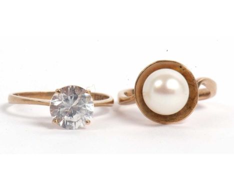 Mixed Lot: 9ct gold cubic zirconia single stone ring, hallmarked London 1979, size L together with a 9ct stamped cultured pea
