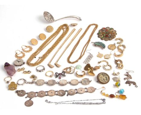 Tray of costume jewellery to include a vintage belcher link chain, two golf club cocktail stirers, brooches etc