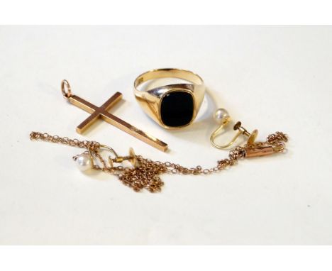 A 9ct gold and bloodstone signet ringTogether with, a pair of pearl ear studs, a yellow metal pendant stamped 9ct and a yello