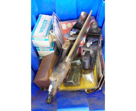 A mixed lot of assorted vintage tools, to include Record plane etc.