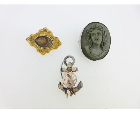 the memorial brooch of scalloped diaper outline with four quatrefoils on a textured ground and central oval glazed panel cont
