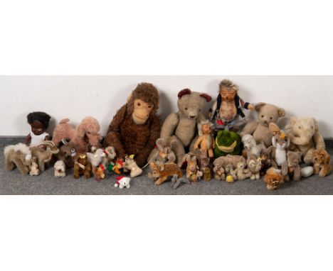 Konvolut Steiff-Tiere. Deutsch 20. Jh. Meist mit Etikett / Knopf im Ohr, u. a. Igel, Elefant, Schwein, Teddybären, Katze, Hah
