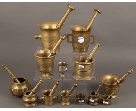 Sammlung von dreizehn Mörsern, meist mit Pistill. Deutsch / Italien / Holland 18. bis 20. Jh. Bronze / Messing / Eisen, H=3,5