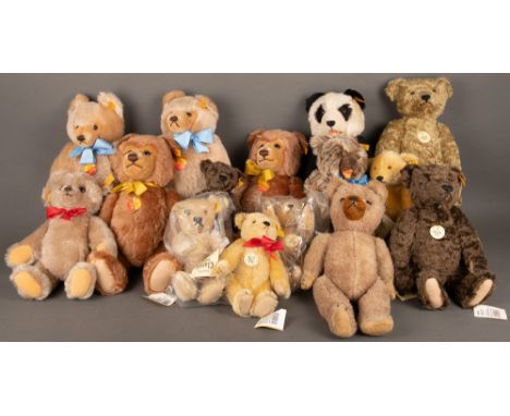 Konvolut von 15 Teddybären. Steiff 20. Jh. Stoff / Plüsch mit Knopf im Ohr, teilw. mit Anhängern, H=24,5 bis 40 cm.Non-bindin