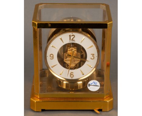 Atmos-Tischuhr. Jaeger-LeCoultre. Goldfarbenes Metallgehäuse, fünfseitig verglast, H=24 cm, B=21,5 cm, T=16 cm. (Funktion ung