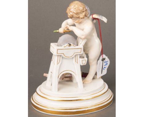 Pfeil spitzender, stehender Amor. Meissen 19. Jh. Porzellan, bunt bemalt, am Boden unterglasurblaue Schwertermarke sowie Form