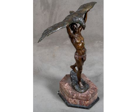 Ludwig Gräfner (1862-1939). Herkules mit dem Adler des Prometheus. Bronze, auf dem Sockel sign., bez. „fecit“, auf Marmorsock