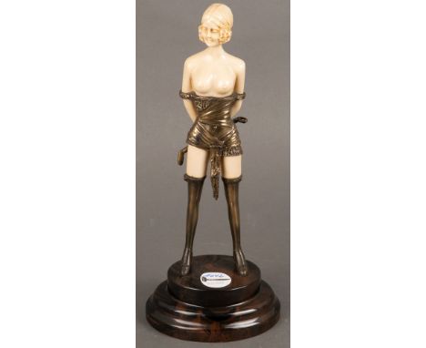Stehende Dame. Wohl Frankreich 20. Jh. Bronze, mit Bakelit, auf profiliertem Sockel, H=33,5 cm.Non-binding estimation: € 100,