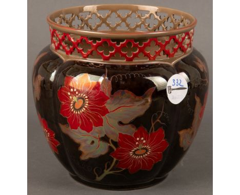 Vase. Zsolnay 20. Jh. Porzellan, bunt floral bemalt, mit Lüsterglasur, am Boden gemarkt, H=18 cm. 