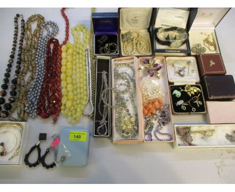 A quantity of late 20th century costume jewellery to include a yellow metal horseshoe pin badge, and a 9ct gold safety pin, t