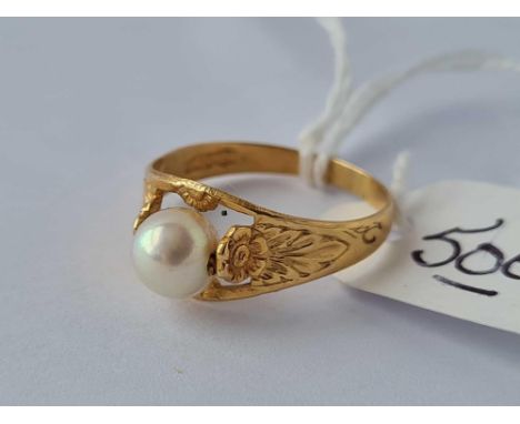 An attractive 18ct gold pearl ring size J